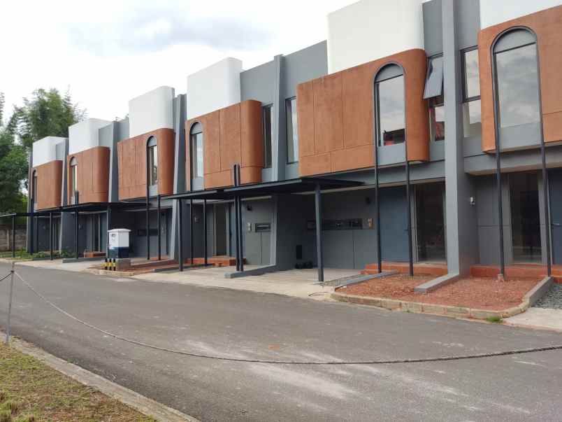 rumah 2 lantai lokasi strategis