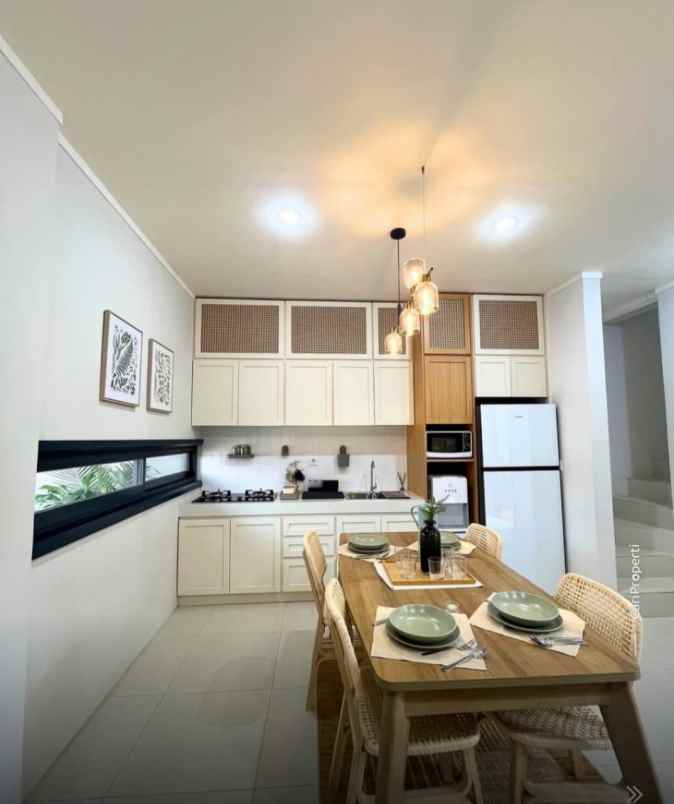 rumah 2 lantai lokasi strategis