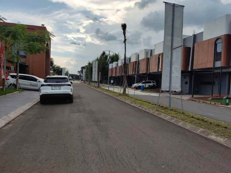 rumah 2 lantai lokasi strategis