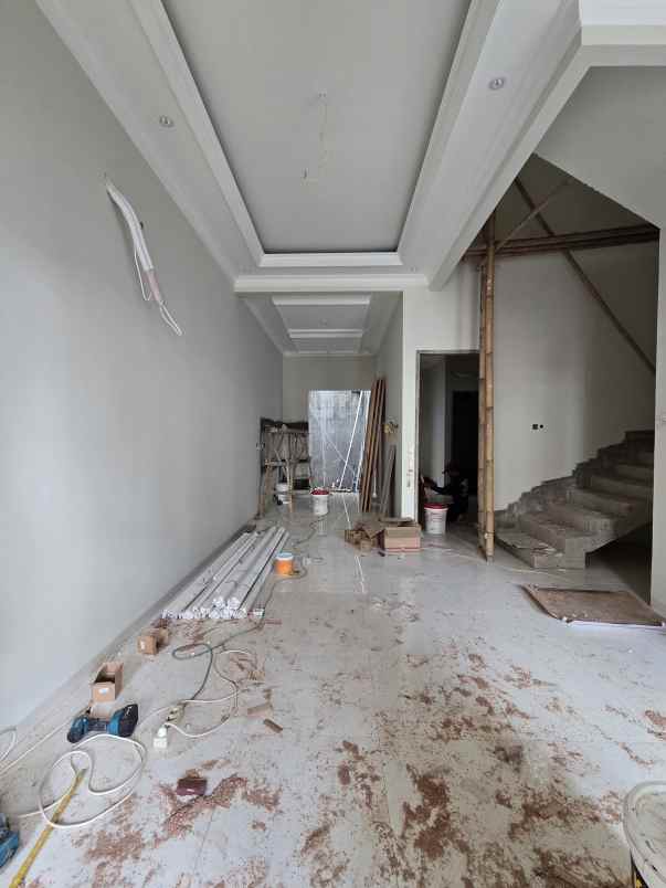 rumah baru desain classic akses lebar di cempaka putih