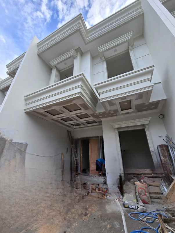 rumah baru desain classic akses lebar di cempaka putih