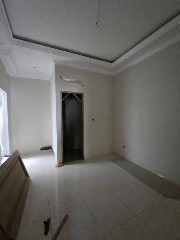 rumah baru desain classic akses lebar di cempaka putih