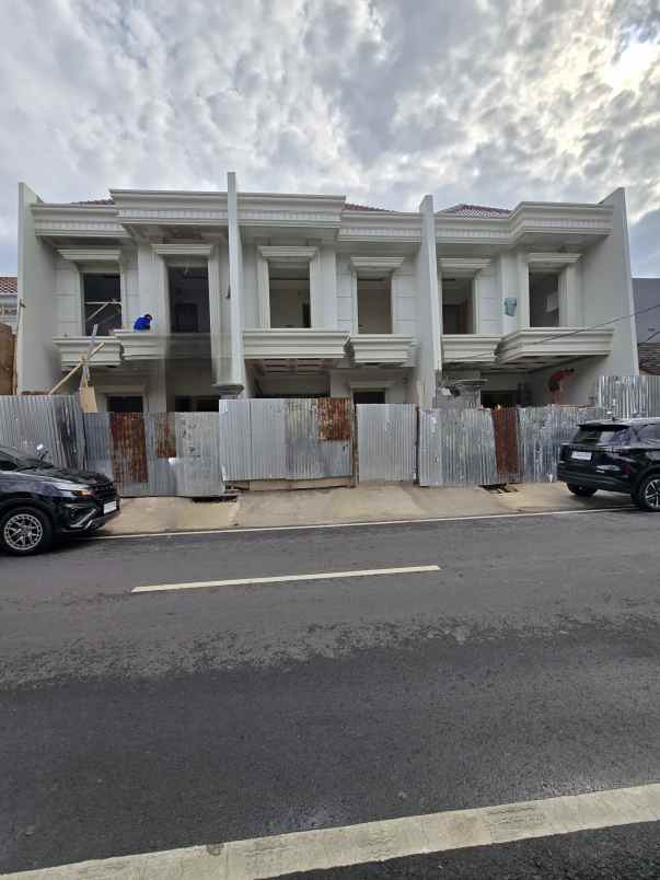 rumah baru desain classic akses lebar di cempaka putih