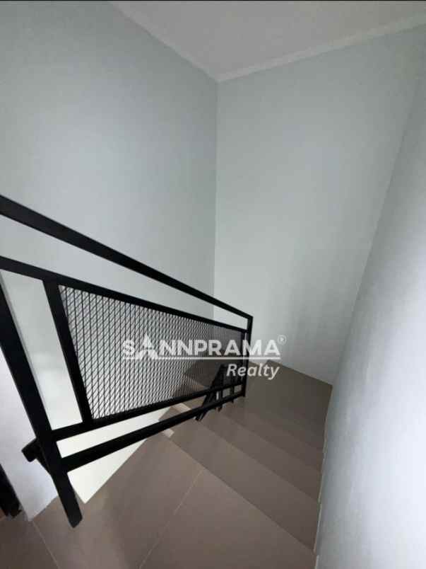 rumah baru disain modern dalam cluster di limo cinere