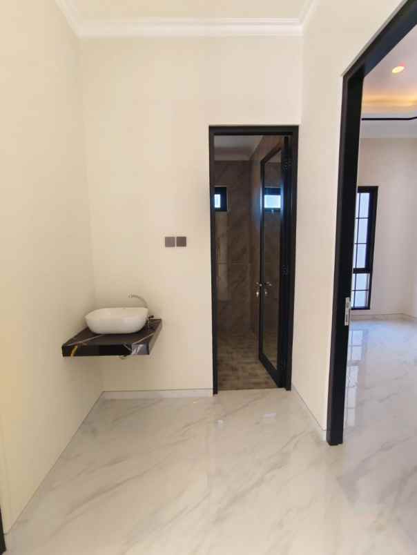 rumah baru modern lokasi manyar jaya surabaya