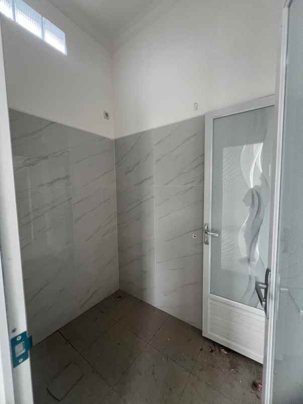 rumah baru siap huni dekat ke akses tol jatiwaringin