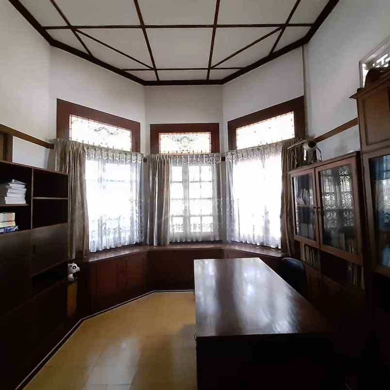 rumah belanda non heritage di pusat kota