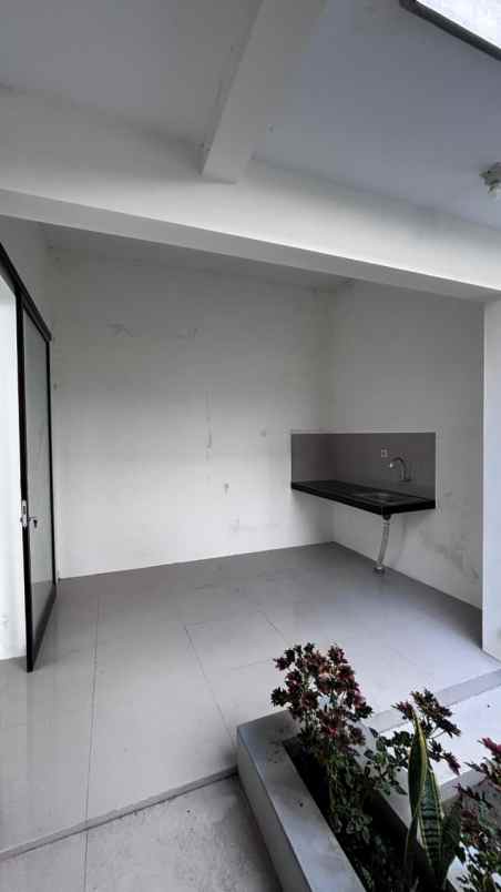 rumah cantik pinggir jalan utama berbah sleman