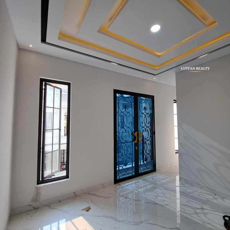 rumah cilandak 3 lantai dekat transmart