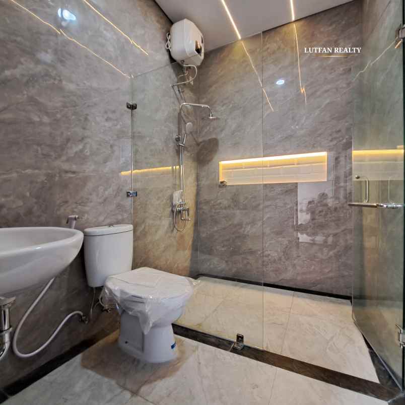 rumah cilandak 3 lantai dekat transmart