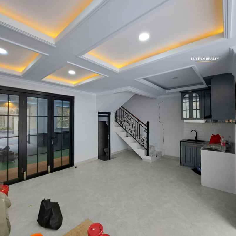 rumah cilandak 3 lantai dekat transmart