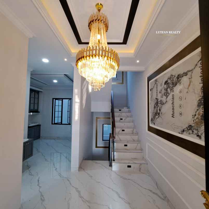 rumah cilandak 3 lantai dekat transmart