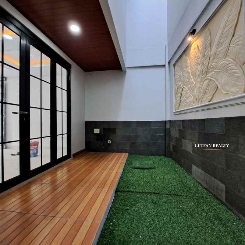 rumah cilandak 3 lantai dekat transmart
