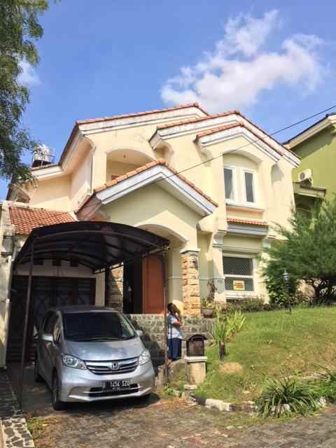 rumah klasik di daerah elit dago atas