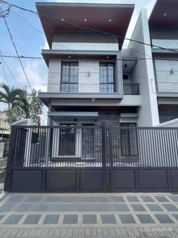 rumah manyar jaya surabaya minimalis row jalan 4 mobil