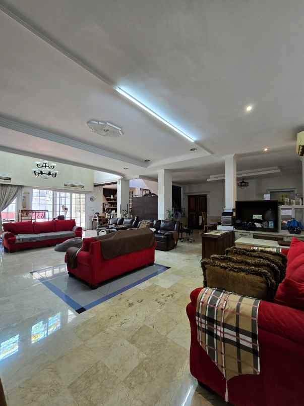 rumah mewah tanah luas di kav marinir pondok kelapa