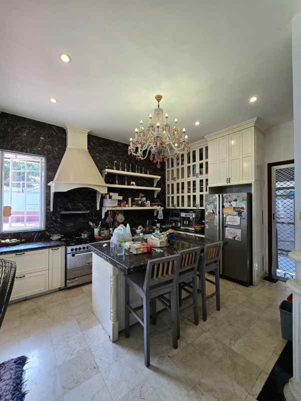 rumah mewah tanah luas di kav marinir pondok kelapa