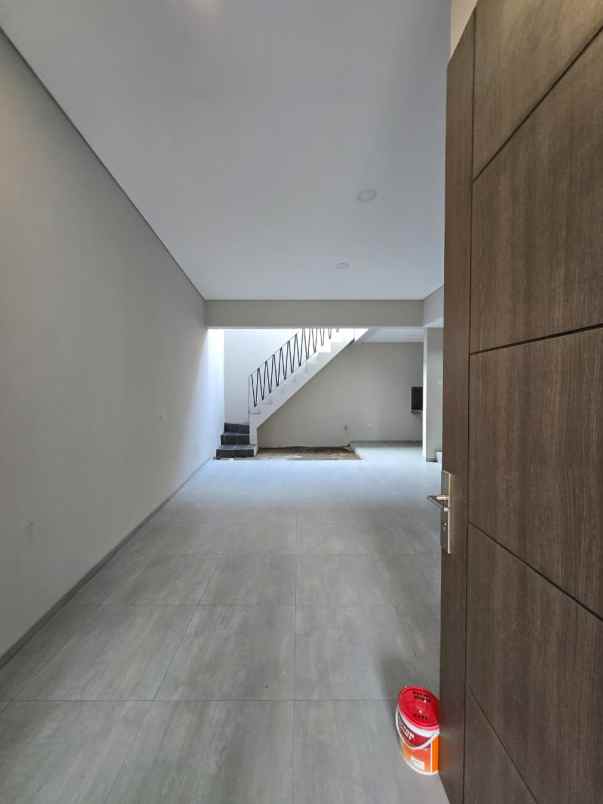 rumah minimalis siap huni di tenga kota di kayu putih