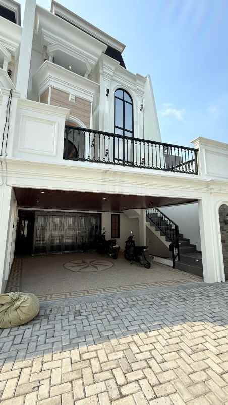 rumah modern classic 3 lantai di jagakarsa jaksel