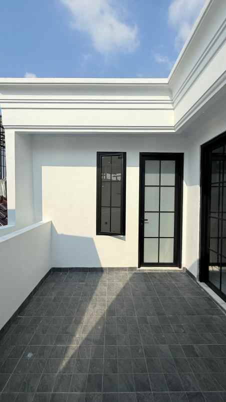 rumah modern classic 3 lantai di jagakarsa jaksel