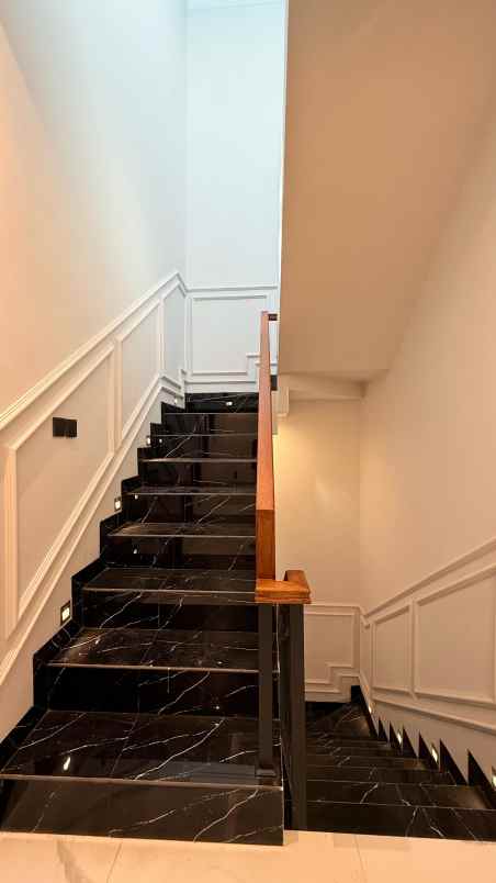 rumah modern classic 3 lantai di jagakarsa jaksel