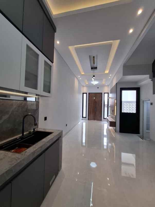 rumah modern kontemporer dalam cluster di jagakarsa