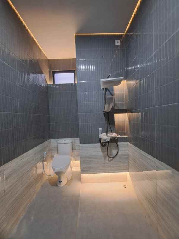 rumah modern kontemporer dalam cluster di jagakarsa
