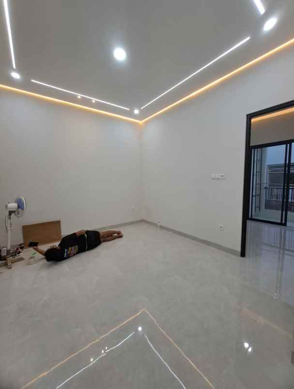 rumah modern kontemporer dalam cluster di jagakarsa