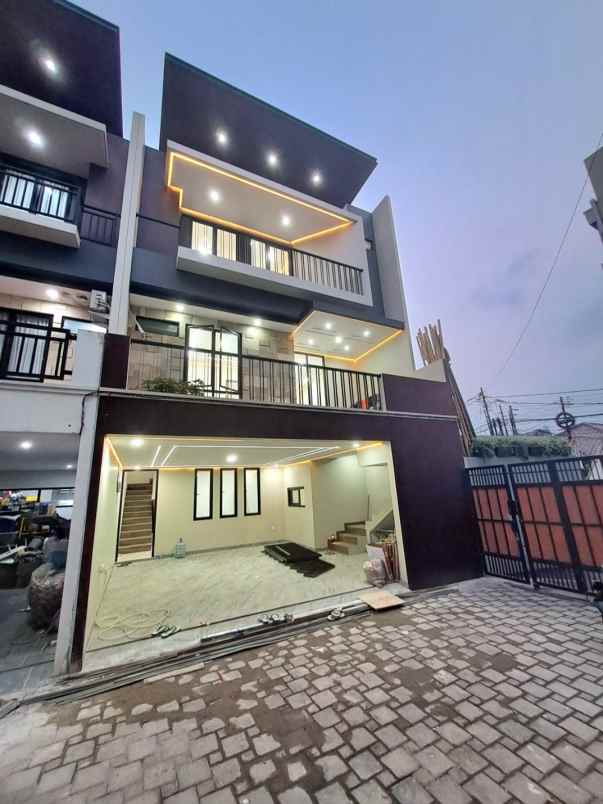 rumah modern kontemporer dalam cluster di jagakarsa