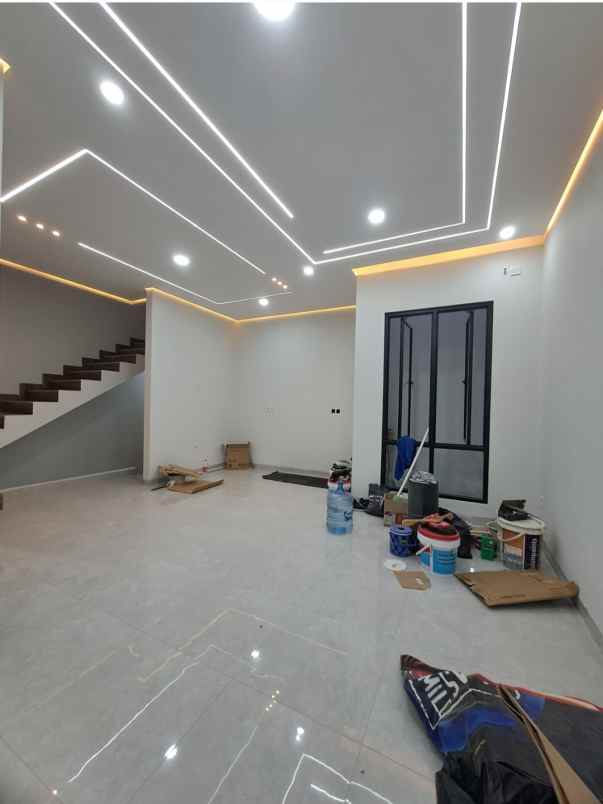 rumah modern kontemporer dalam cluster di jagakarsa