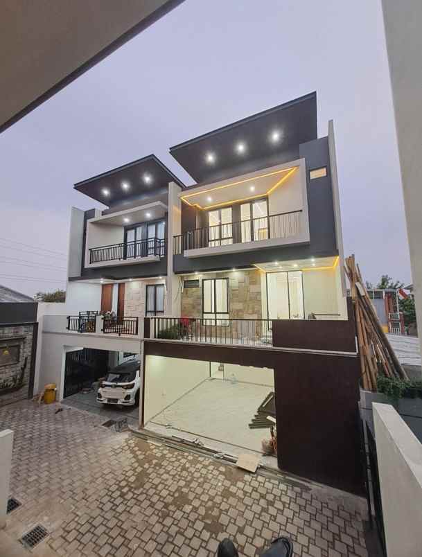 rumah modern kontemporer dalam cluster di jagakarsa
