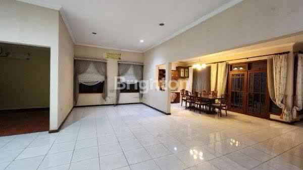 rumah taman prapen hadap timur surabaya