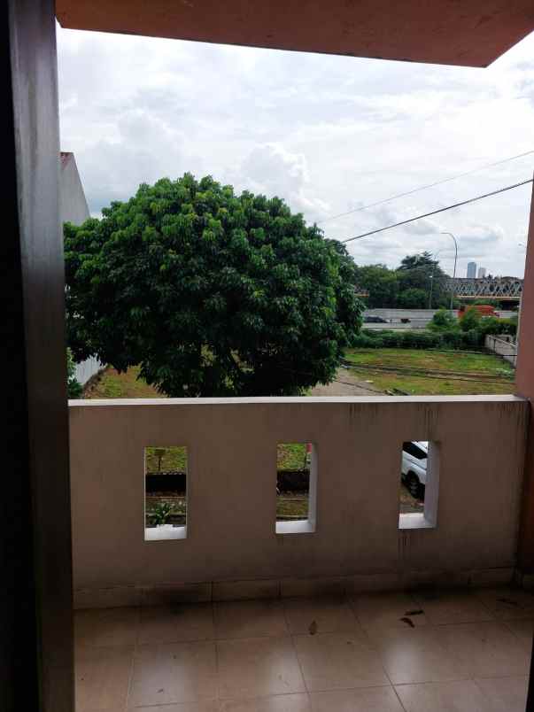 rumah tingkat strategis kota di pesona khayangan depok