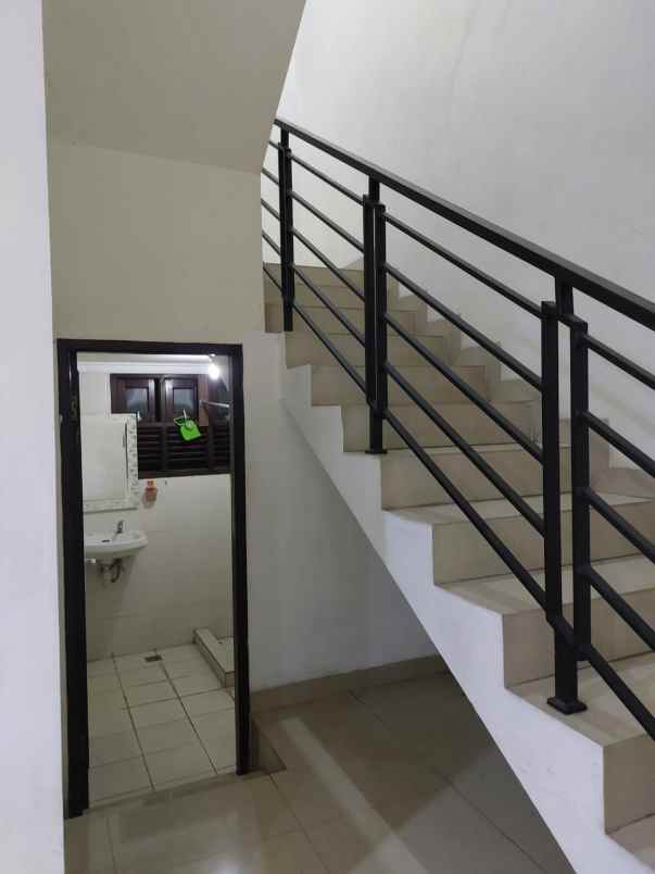 rumah tingkat strategis kota di pesona khayangan depok