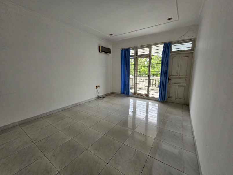 sewa rumah semi furnished intercon jak bar