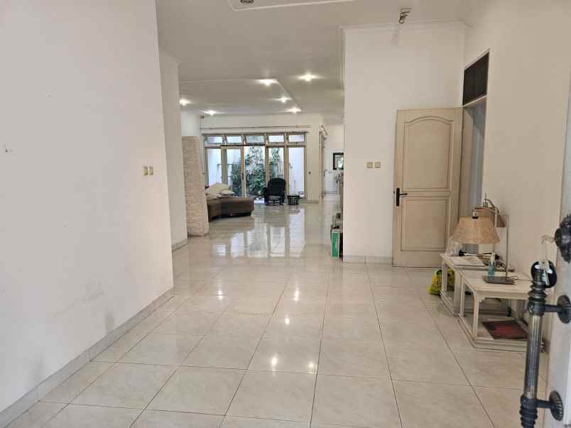sewa rumah semi furnished intercon jak bar
