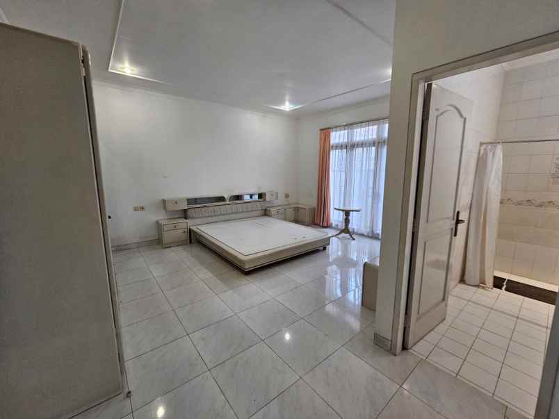 sewa rumah semi furnished intercon jak bar