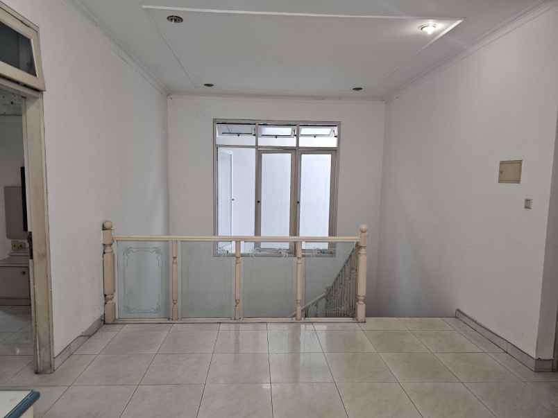 sewa rumah semi furnished intercon jak bar