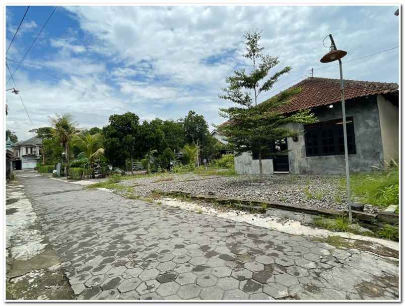 300 jt an tanah timur jl kaliurang km 10