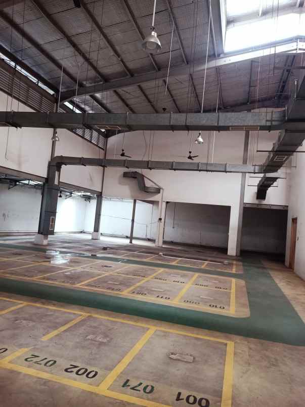 dijual bagunan gedung berserta ada gudang