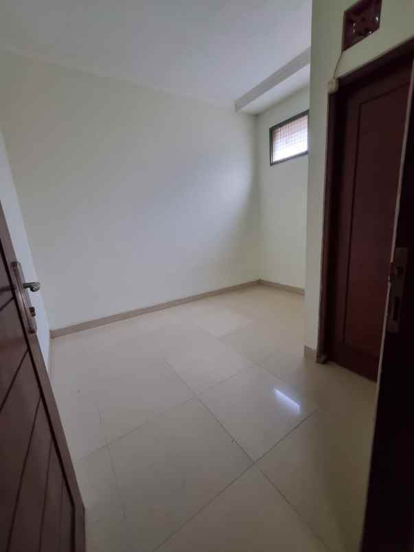 dijual kost 400 meter kampus isi