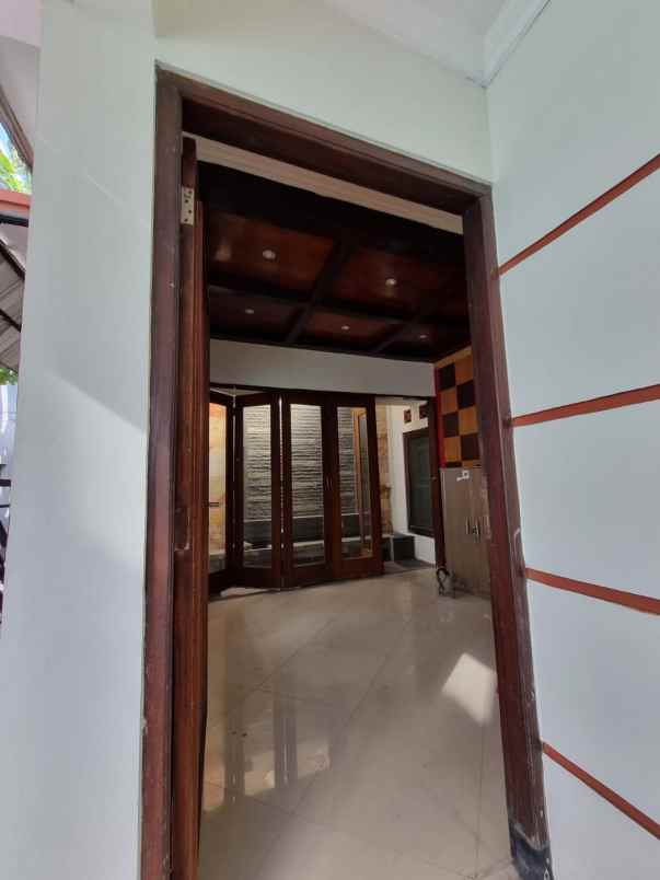 dijual kost 400 meter kampus isi