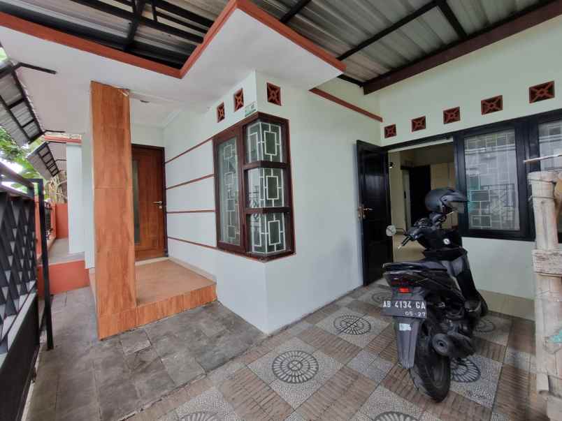 dijual kost 400 meter kampus isi
