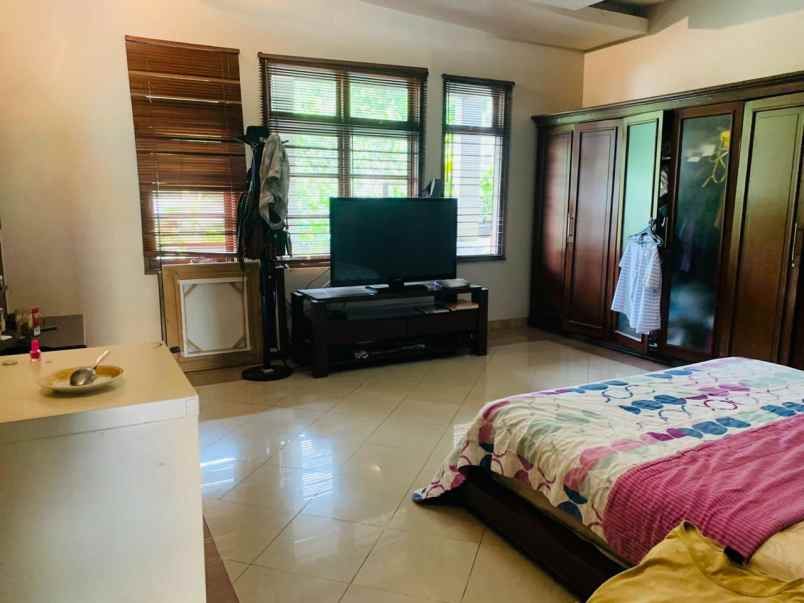 dijual rumah 2 lantai full furnish ada swimming pool