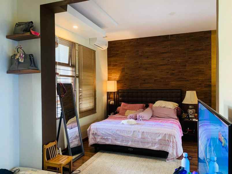 dijual rumah 2 lantai full furnish ada swimming pool