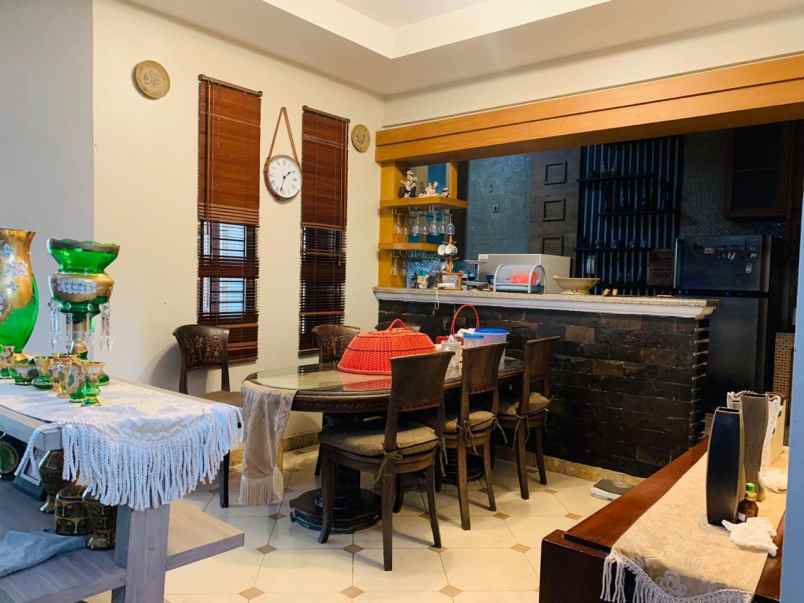 dijual rumah 2 lantai full furnish ada swimming pool