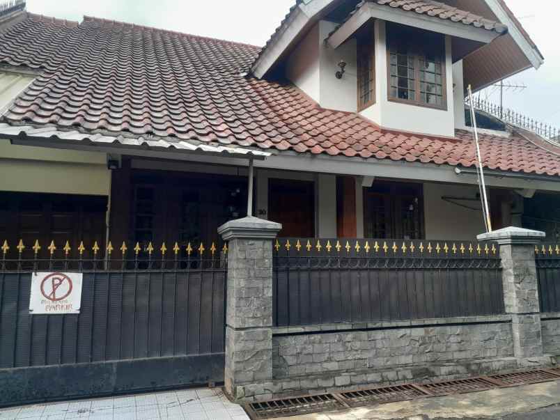 dijual rumah 2 lantai mewah arsitektur motif kayu jati