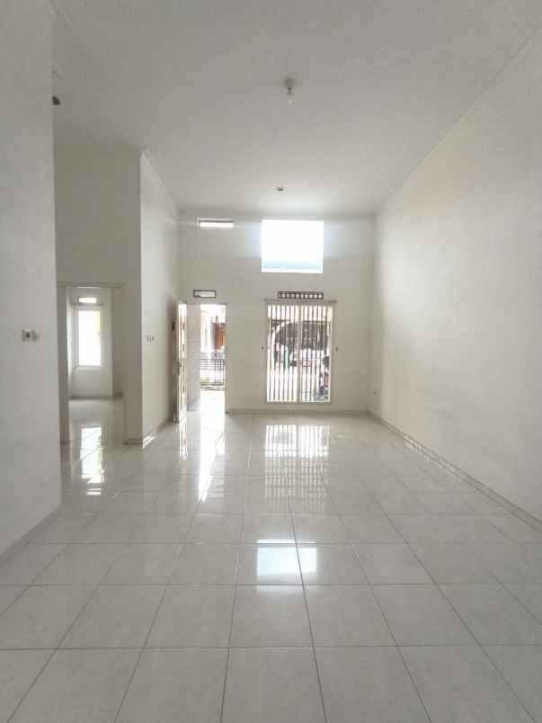 dijual rumah cantik lokasi permata jingga suhat malang