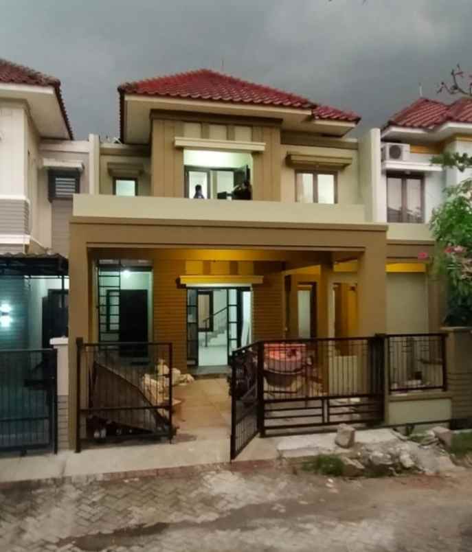dijual rumah central park a yani