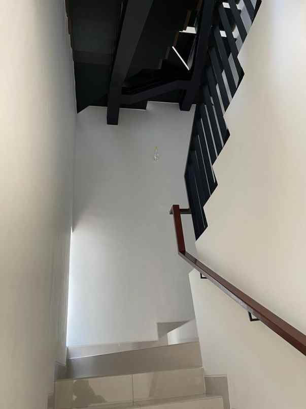 dijual rumah cluster wisteria metland